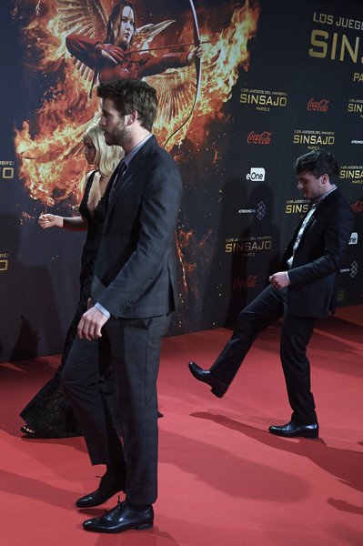 HGNewsChannel's tweet photo. Josh kicking Jen´s dress at #MockingjayMadrid. And she is not really happy with him. https://t.co/S7gkTNjd3E