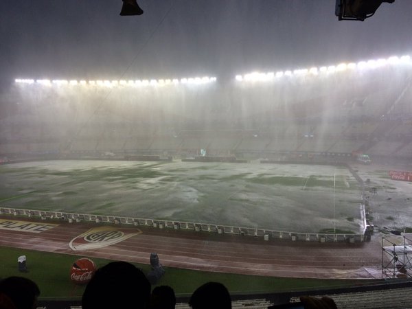 The World Cup qualifier between Argentina v Brazil was postponed because of heavy rain (Video)