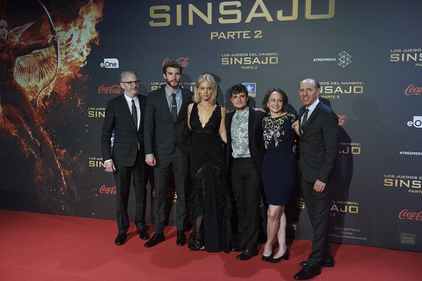 HGNewsChannel's tweet photo. Francis, Liam, Jen, Josh, Nina and Jon at the #MockingjayMadrid premiere (Nov. 10th) https://t.co/VmPWijrwVw