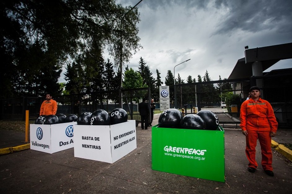 PeterCoyote's tweet photo. ¡RT! @Volkswagen recibió globos inflados con gases de sus autos que dañan la salud y el ambiente #VolkswagenMiente https://t.co/hOaPYekyuR