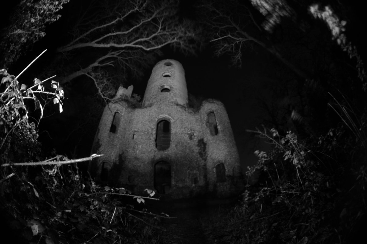 NismoGTR35's tweet photo. #RactonRuins #lightpainting tonight. #Racton #Ruins @SimonParkinITV https://t.co/V9w7hvukTl