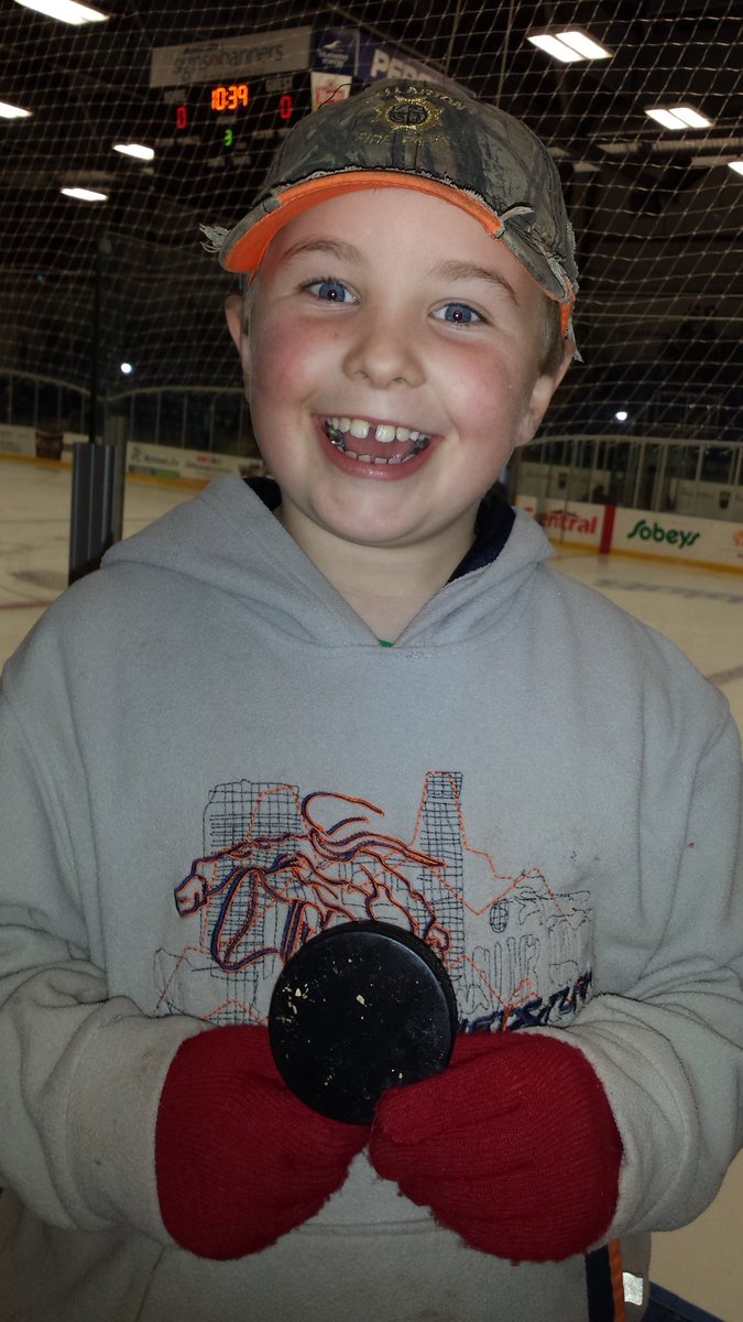 Sarahmmj's tweet photo. @CineplexMovies #CineplexFOTG Clayton got a puck from @GLambke19 https://t.co/T2lfAyqOZF