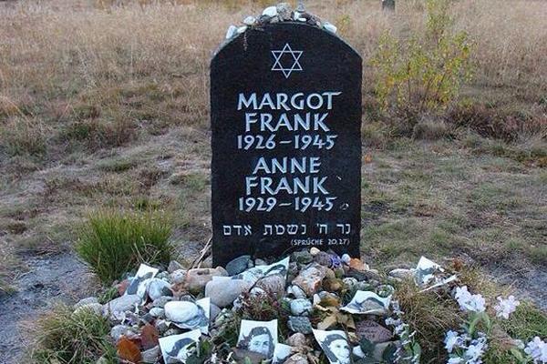 Foto_Historia's tweet photo. Hoy, hace 70 años, Ana Frank y su familia fueron capturados por los nazis. https://t.co/pWKrzqDKcX