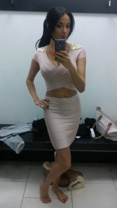 1 pic. I m trying some dress, which one do you prefer ? https://t.co/1YZOaNoLu8