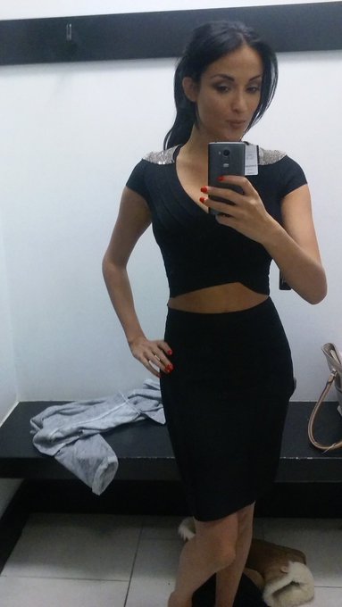 2 pic. I m trying some dress, which one do you prefer ? https://t.co/1YZOaNoLu8