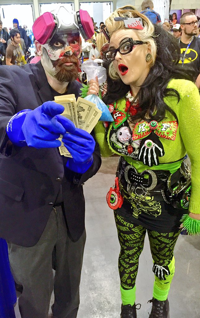 LLHouseOfGlow's tweet photo. RT @ZombieLeader1 You're welcome, my dearest.  Nice to eat you at @ricomiccon! #Ricc2015 #ricc #ricc15 #zombieleader https://t.co/cKBUezHn4R