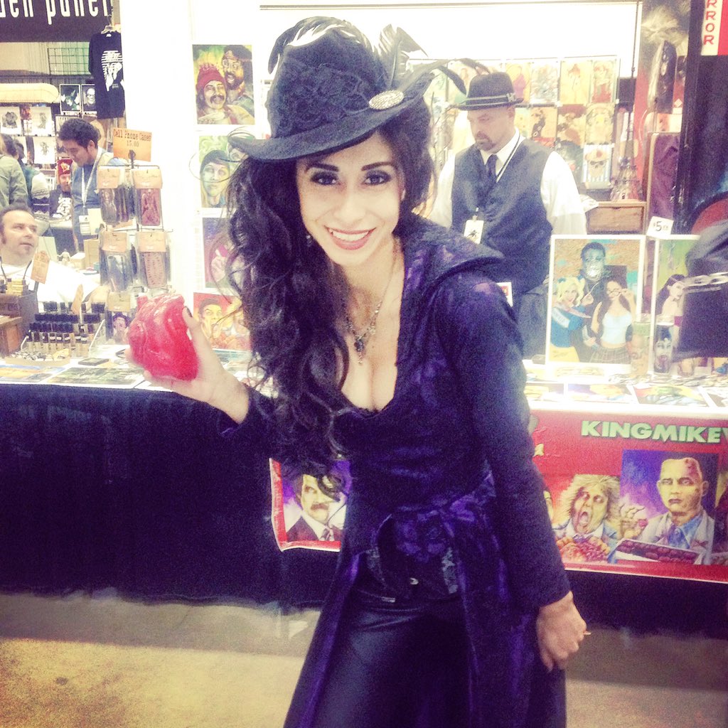 nerdoutapp's tweet photo. #tbt to this gorgeous cosplayer at #comikaze15! All hail Regina! #evilregal #evilregals #ouat @stanleecomikaze https://t.co/eJbnrLzVT8