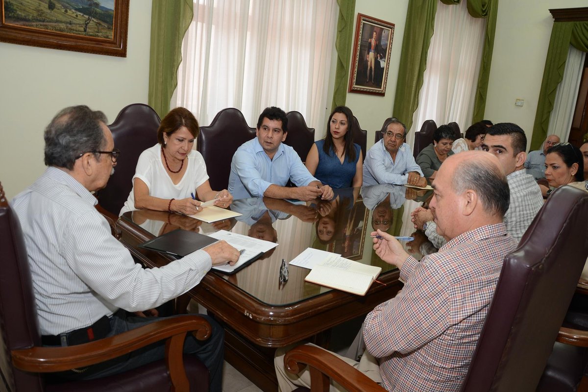 PeriodicoHechos's tweet photo. El Gobernador @rampeediaz  recibió a @DIPUTADOSPANCOL y MC del @congresocolima tema gestiones d recursos para el edo https://t.co/OY33YyAP2F