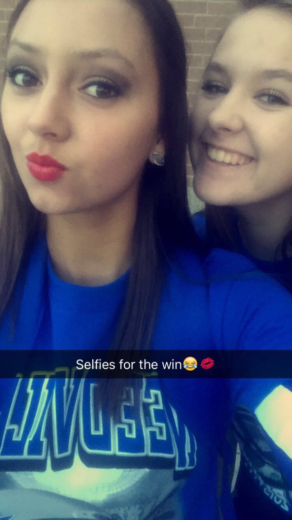 VacekKatie's tweet photo. Playoffs round 1 with my day 1🏈💙❤️🇺🇸 #Chip #BeTheStandard #UnlocktheChain https://t.co/hZhjaV3MqF