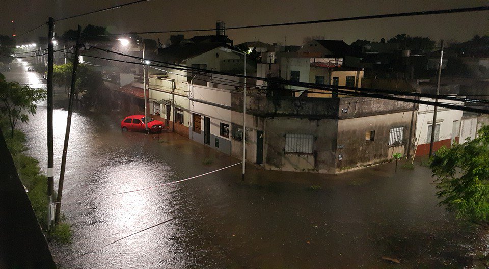 Ya que C5N muestra cómo están las calles en los alrededores del Monumental, les muestro cómo está Avellaneda...