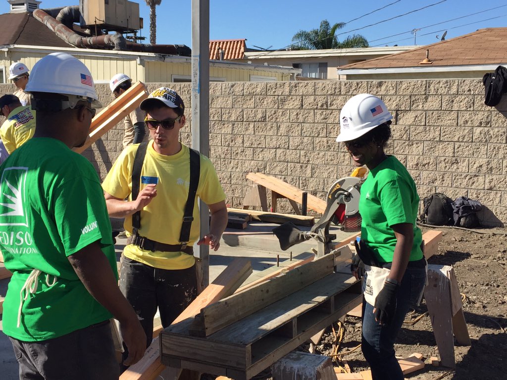 HabitatLA's tweet photo. Our friends at @SCE_Communities were working hard &amp; having fun yesterday at our #VetBuild15! Thanks! https://t.co/LxJDaiuvFG