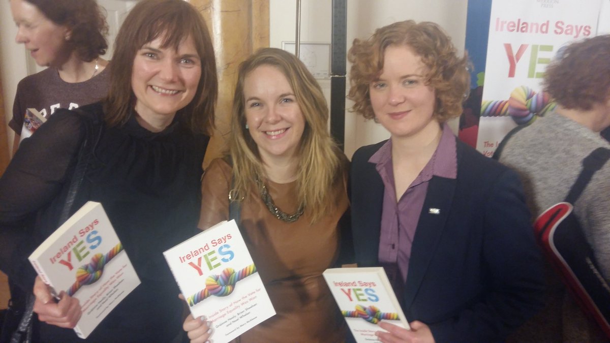 LisaNicAnB's tweet photo. Cuid de Mhná an fheachtais @tacomhionannas #TaForGra #yesequality ag láinseáil an leabhair #IrelandSaysYes anocht https://t.co/BaPKKGPiHr