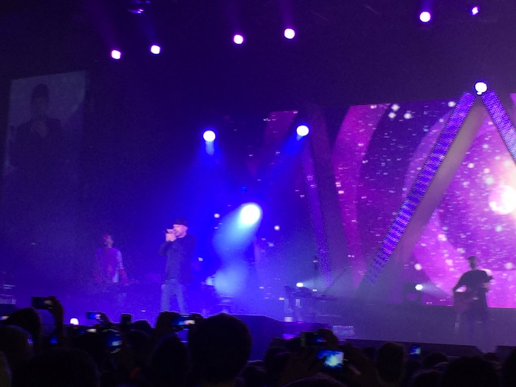 MiGhtyGIO's tweet photo. gran bel concerto,divertito tantissimo e decisamente un SuperMax!! #MaxTourLive2015 @MaxPezzali https://t.co/338o0ttuhJ