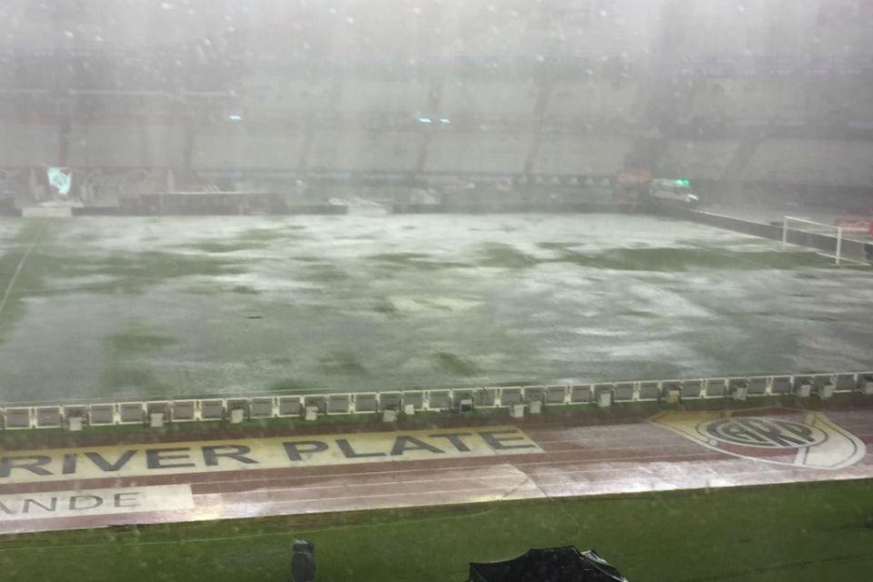 LANACION's tweet photo. #Eliminatorias "Olas" en el #Monumental https://t.co/wgyECqWWM1 https://t.co/S5qzggF6oF
