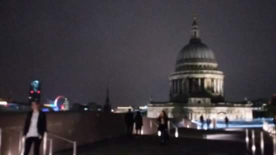 vicky_rose_91's tweet photo. Sometimes i realise i live in london bitches #lovelondon #workhardplayhard #stpauls https://t.co/nO4hZwjefj