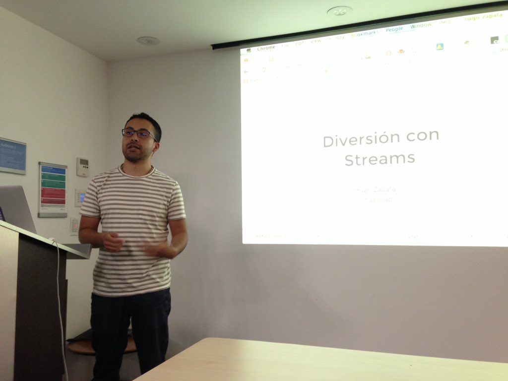 BogotaJS's tweet photo. En estos momentos iniciamos la segunda charla en #bogjs de @hugozap sobre #streams en #javascript https://t.co/gjcYX2ONBU