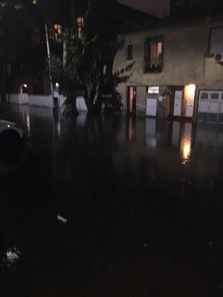 Luis_Delia's tweet photo. LA CAPITAL FEDERAL 
INUNDADA POR TODOS LADOS
ENORME PROTECCIÓN DE LA PRENSA
A @mauriciomacri https://t.co/jsJ5Xo2ErP