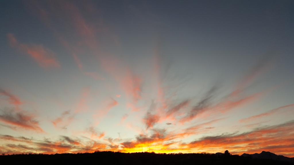 lauracrumbs's tweet photo. #lauracrumbs #AZSunsets_RR #AZsunset #sunset #sundown #desertviewsAZ #arizonasunset #azmoments #desertsky https://t.co/BM6cRPA4O5
