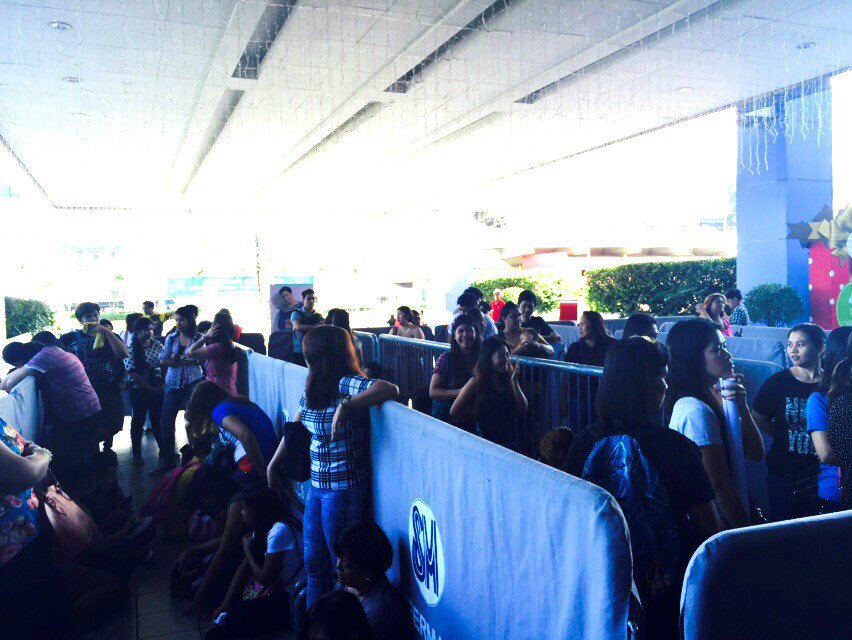 smsupermalls's tweet photo. #SpottedAtSM : Fans of @aldenrichards02 are now lining up for #AldenAtSMFairview event later at 3PM. #AldenInSM https://t.co/CVGxmXO6M3