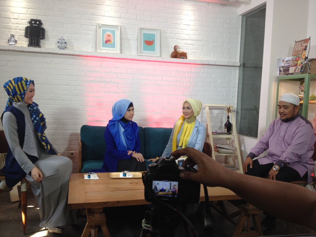 Minggu #HijabStories bersama <a href="/SilvanaHrmn_ANO/">Silvana Herman FC</a> <a href="/amirfath/">abiamirofficial</a> <a href="/_indahkirana_/">indah kirana</a> <a href="/yau_mi/">yaumi fitri</a> memaknai rahmat dan karunia Allah SWT