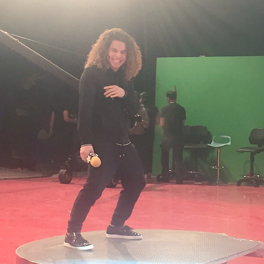 Pollo's tweet photo. Ya está @brandon_meza en #PremiosFama https://t.co/K7vBwTMFs1
