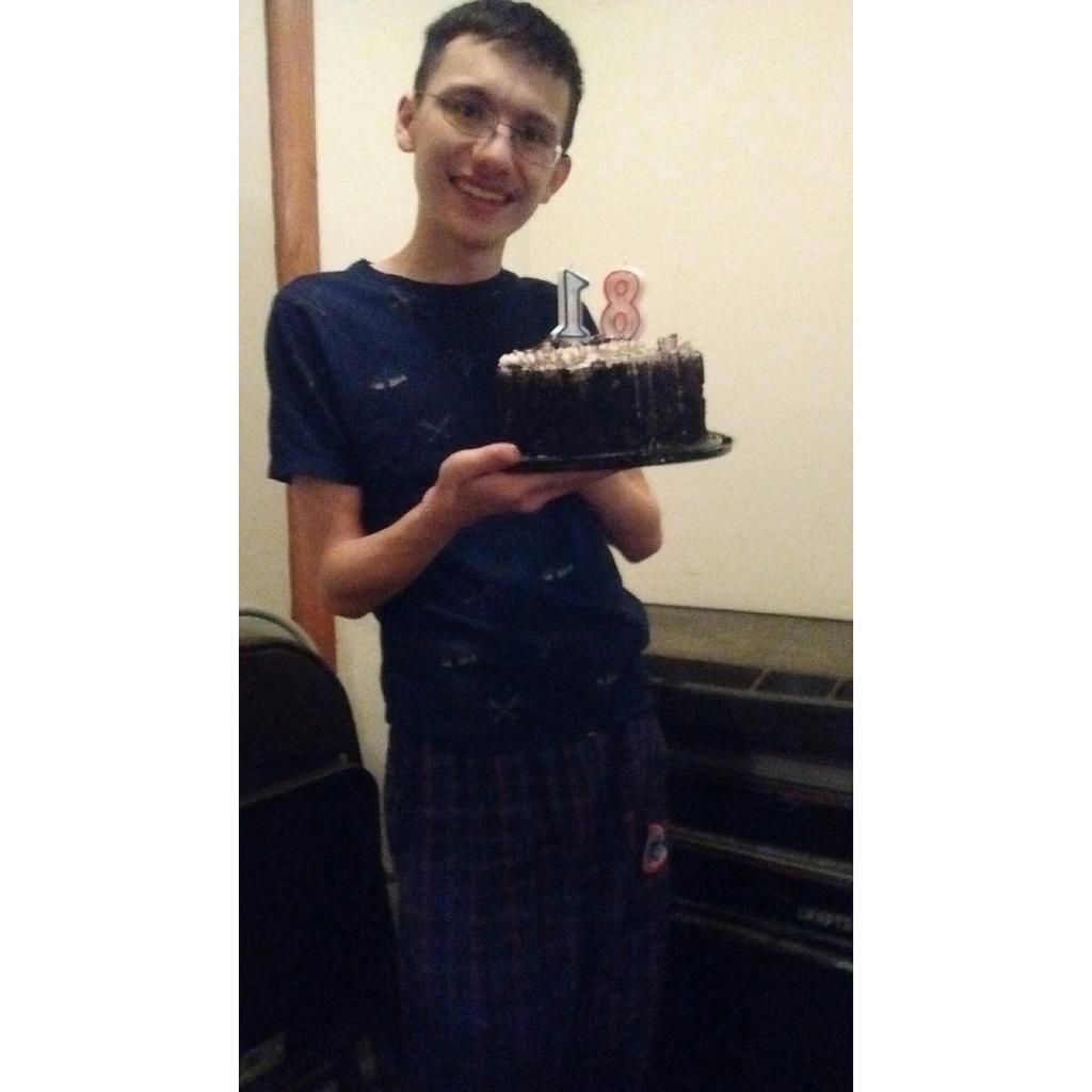 DAQUEENANTHONY's tweet photo. @LOHANTHONY it's my 18th birthday today 💘 https://t.co/3ROASUe5jf