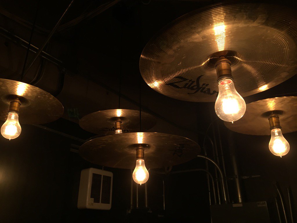 NateDeanRoss's tweet photo. Brilliant green room lighting! #lincolnhall #midwest https://t.co/7rbUWpiMrF