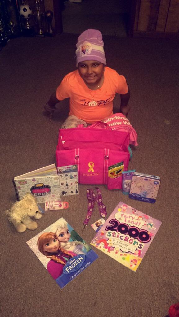 HuntWearsHope's tweet photo. Jaymi loves her new HOH bag and gifts 💕💕💕💕💕💕💕 #cancersupport #teamjaymi https://t.co/JsI1wc3Jrk