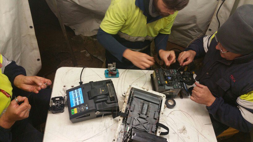 Mointec's tweet photo. Reparación de urgencia en un cable de fibra. https://t.co/x3G7ffXjH3