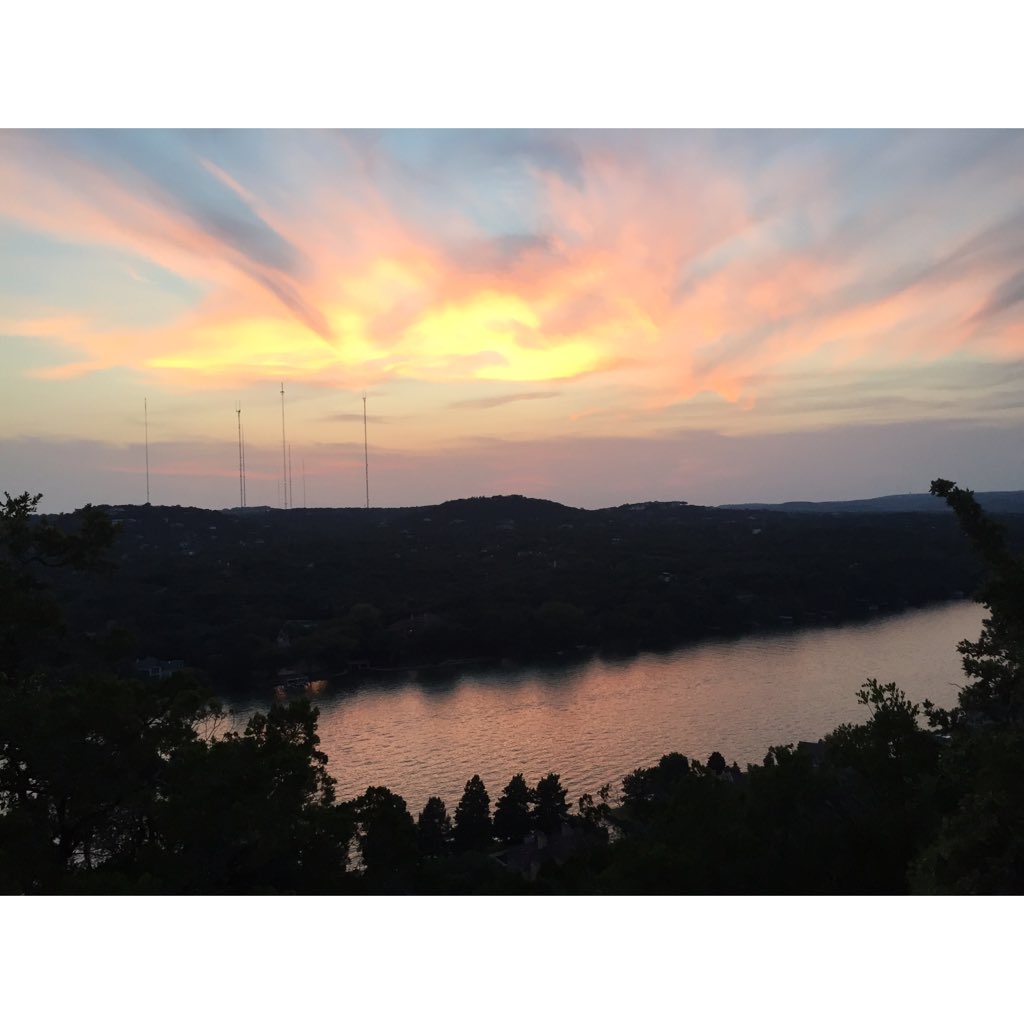 laraspaggiari's tweet photo. Wishing I was in #austin #texas still! How amazing is this #sunset? 😍😍😍 https://t.co/D3EDcIo5d3