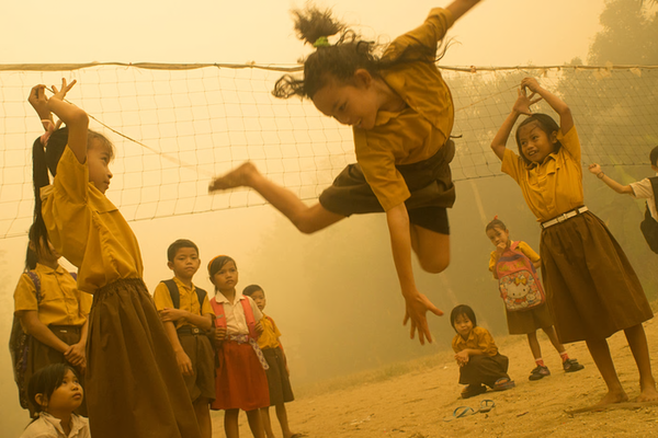 KentPage's tweet photo. Kalimantan children suffer the #haze. #AngryAboutClimateChange Photos: https://t.co/L3AlR1Ee3R v/@myunicef #unicef https://t.co/e0aVpTuvDE