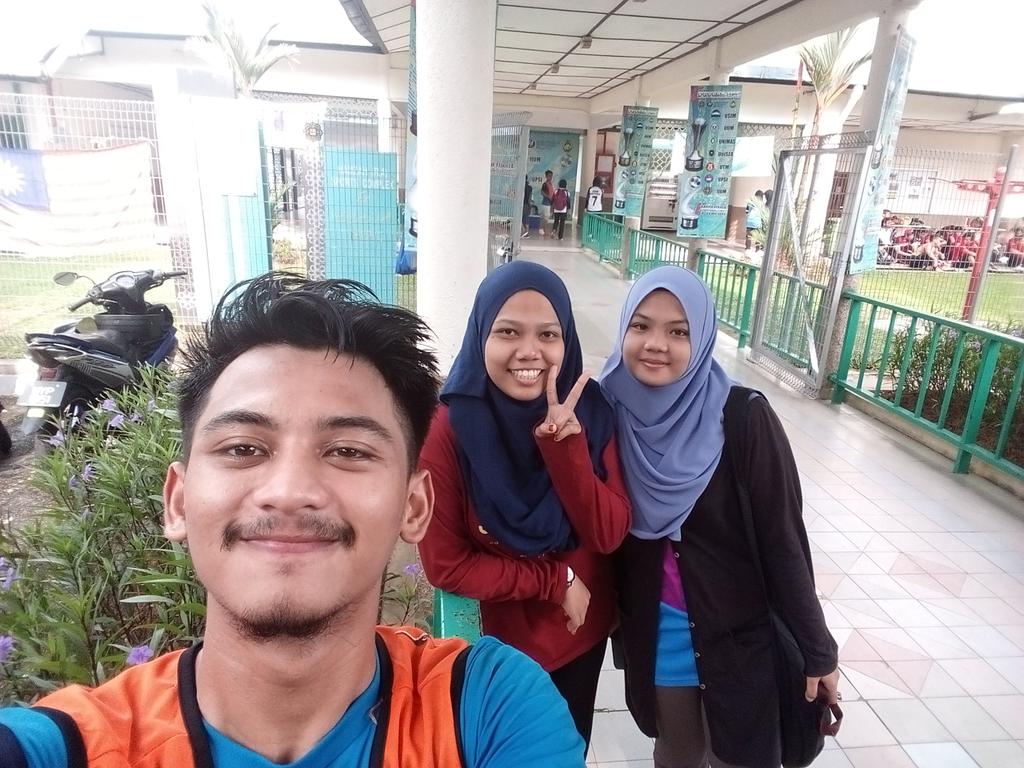 aainaa_namr's tweet photo. Met an old friend after 3years . I remembered how naughty he was in school back then. Lewls
#5A #SMAMT #IIUM #KUIM https://t.co/LVLsGO6tkw