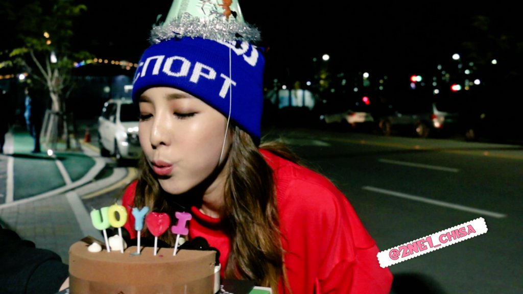 2NE1_chisa's tweet photo. 151112 다라양 생일축하파티❤.❤ 아리가또❤
@krungy21 다시 만나는 날까지 !! 다롱도 홧팅!!👍👍 고마워요～～😘😘 https://t.co/hjaHsW1b5A