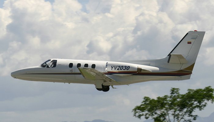 ElPitazoTV's tweet photo. Un mayor de la Fuerza Aérea piloteaba avión donde viajaron los Flores https://t.co/1TM8Jm7kSH https://t.co/oP2tRZUCex