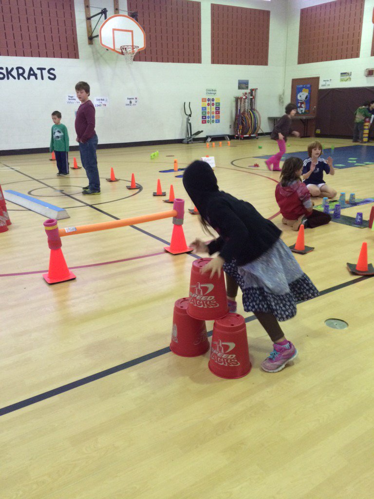 caseythorpebain's tweet photo. Kids, Ts &amp; principal help set a #GuinnessWorldRecords during the #stackup2015 Big fun! #elpspd @SpeedStacksInc https://t.co/wqjKuC3Wjn