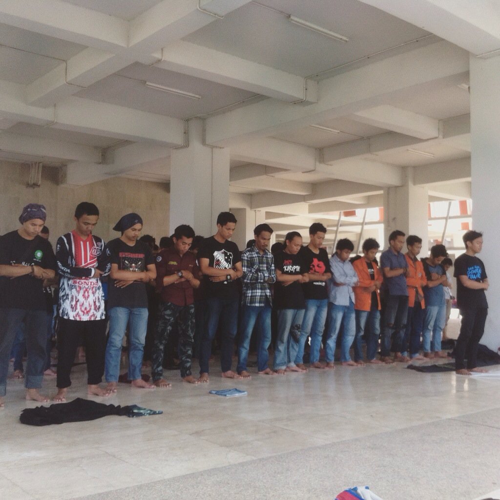 HMPS_IKOR's tweet image. Shalat jumat berjamaah dalam rangka memperingati INSiden TIgabelas November Gunungsari #INSTING #saveunm