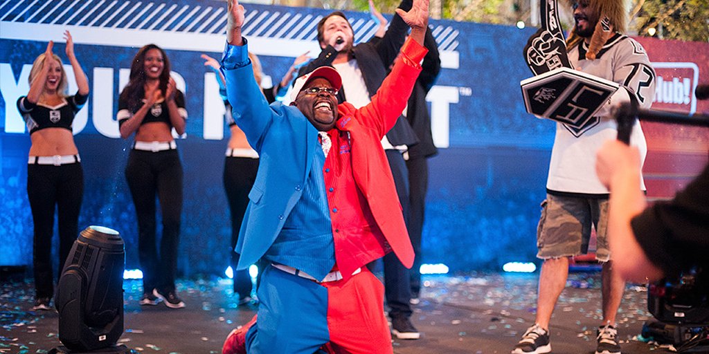 StubHub's tweet photo. The title of #1 Super Fan goes to @clipperdarrell! 🙌Let’s celebrate. RT for a $50 gift card! #LetYourFanOut #LYFOLA https://t.co/0x8kNN5bwi