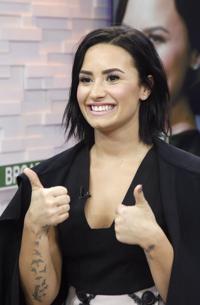 isparklelovato's tweet photo. How can one human being be so cute!? https://t.co/kKB6t6EWGz