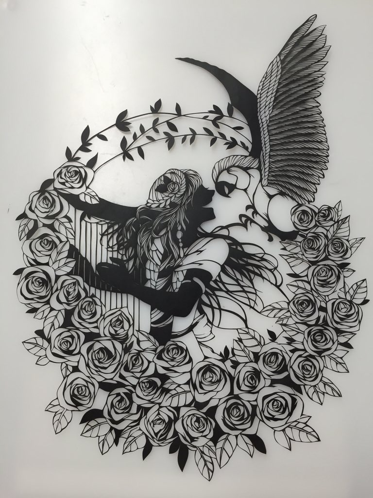 こめこ 奈美 切り絵 オーダー品 最初 花はマーガレットだったのですが薔薇の花に変更希望だったので薔薇 の花を沢山入れました 薔薇は難しいと思っていたのですが 慣れた頃には下書きなしで切っていました 切り絵 T Co Olqmjhqyox Twitter