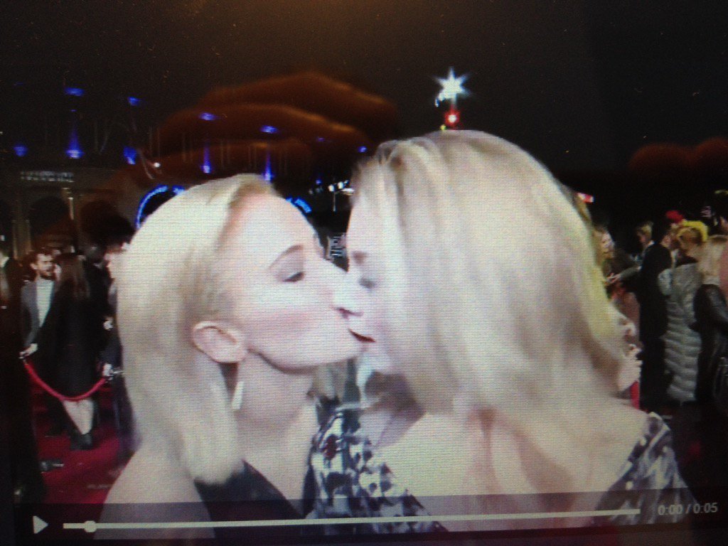 Graham Poucher on Twitter: "Jennifer Lawrence and Natalie Dormer 'kiss' at premier