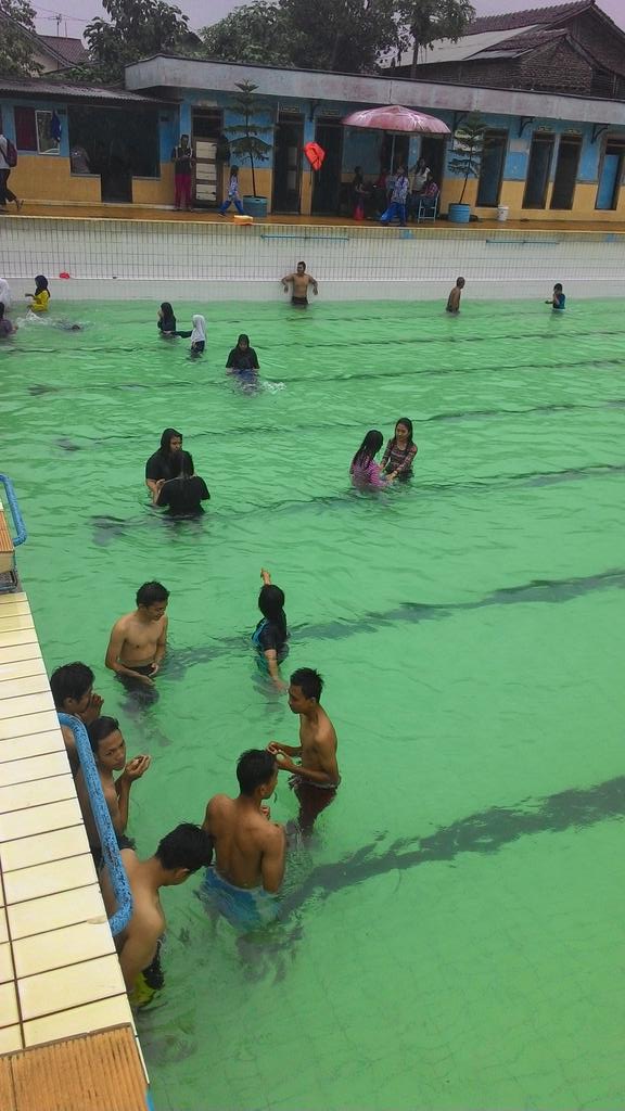 helmyazs's tweet photo. Kegiatan rutin berenang, program kerja dari divisi Bakat dan Penalaran (BP) @HMPS_PSDP https://t.co/NvJRYWdz7V