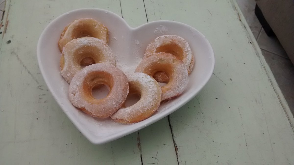 dadbakes's tweet image. Nice and simple. We baked some #doughnuts last week, using a @LakelandUK recipe... 🍩🍩🍩🍩🍩🍩 #baking #bakingwithkids