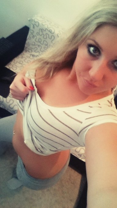 Hey ihr lieben <3 sexy umziehen und gleich camzeit!!!  https://t.co/h1NSEGTNd9 #camgirl Heiss und versaut