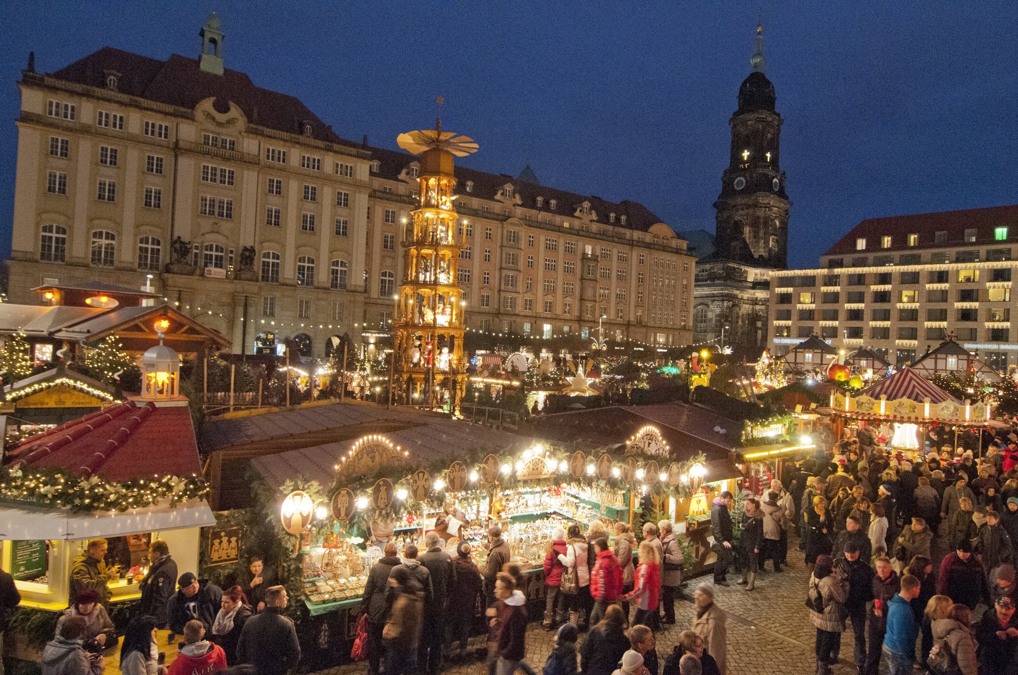 東京クリスマスマーケット Twitterren ドイツ クリスマスマーケット紹介 ドレスデン 世界最古といわれるドレスデンの クリスマスマーケット 広場にそびえ立つ巨大な クリスマス ピラミッド は圧巻 今回 このギネス級のピラミッドが日比谷公園に日本初
