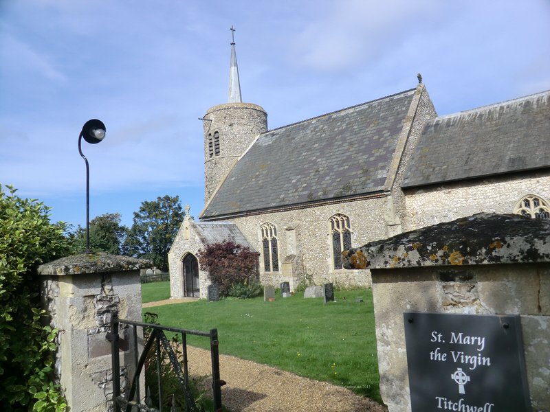 StayInBritain's tweet photo. Found a lovely little church in #Titchwell#, in Norfolk. it has a round flint tower https://t.co/EEV6ZOYRkG https://t.co/q87WhbBOqi