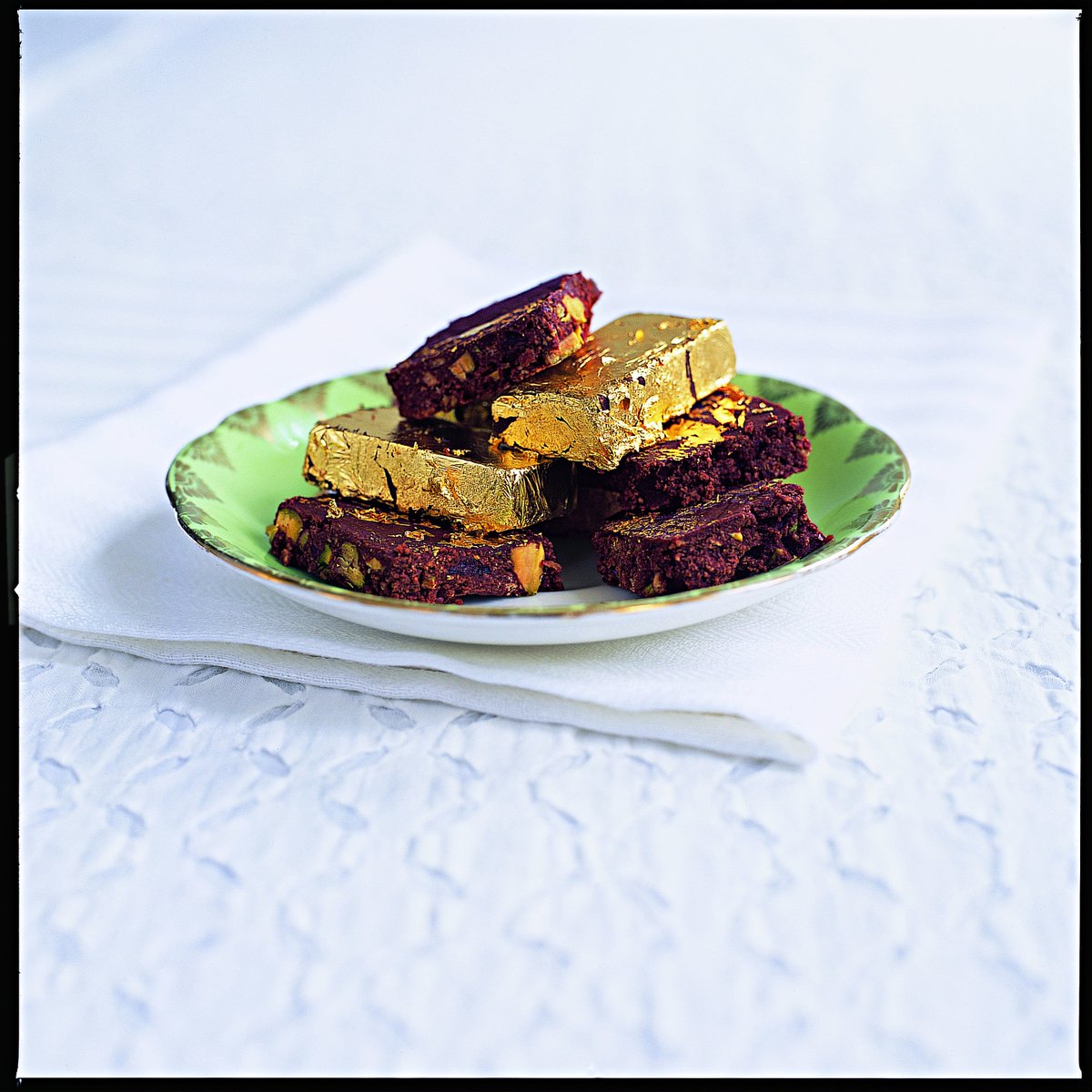 Looking for #Christmas inspiration? why not try this delicious Golden #Chocolate Fridge Cake blog.hellomagazine.com/fionacairns/20…