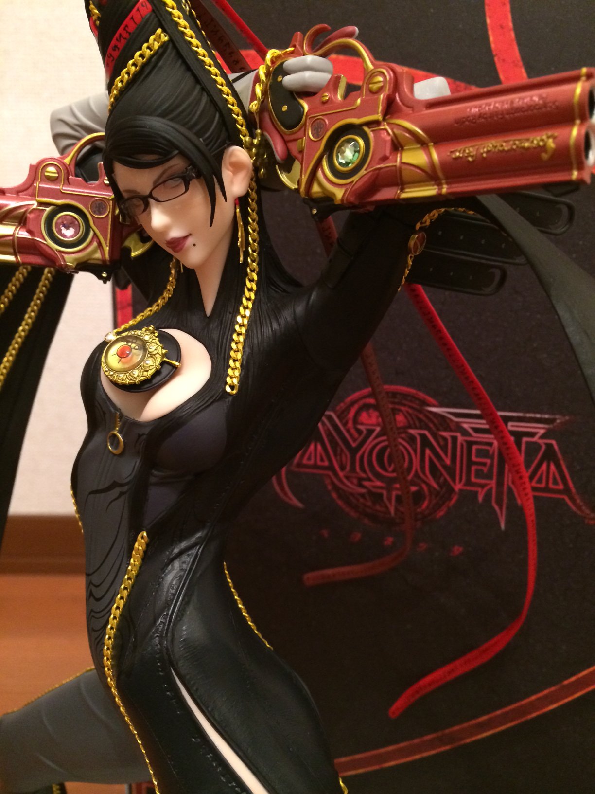 Twitter पर 島崎麻里 とにかく細かいところまで再現度がすごいのはもちろん 女性らしさがすごくあって吉沢さんらしいベヨネッタだなー あと写真じゃわかりづらいけどグローブにさりげにパール入ってるのうれしい T Co 4u2v0laesx