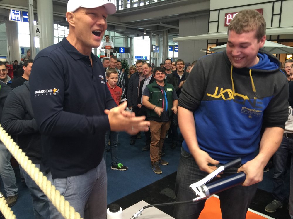 UmetaDE's tweet photo. Gleich schlägt's 12 h: Zeit für das große Finale mit Axel Schulz im UMETA Boxring #VarioStar #Agritechnica2015 https://t.co/zu8gcrJQdl