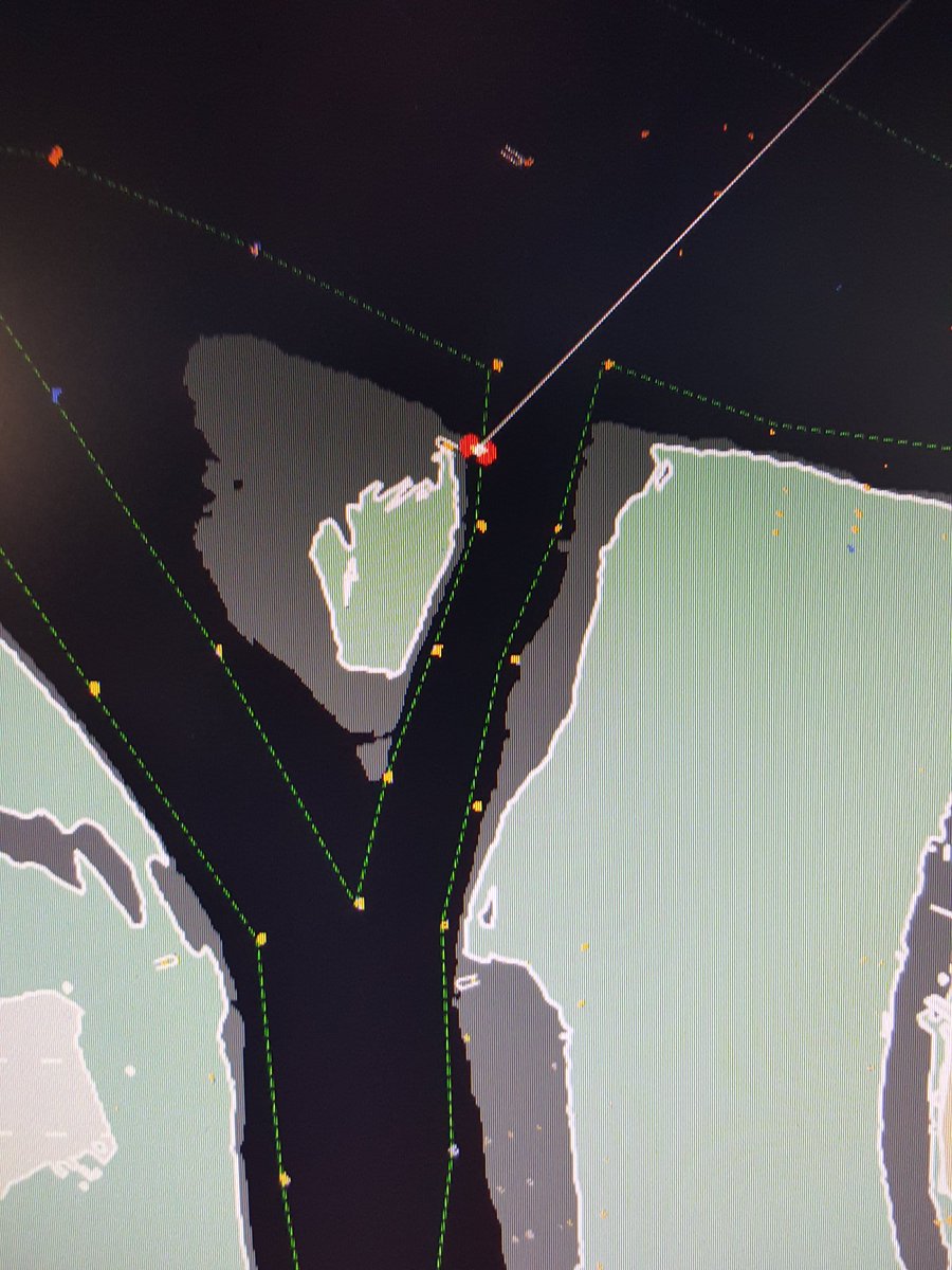 PeterDellebeke's tweet photo. Binnenvaart stopt om te kijken of hij vastgevaren zeiljacht kan helpen. #respect @varendoejesamen #Oosterschelde https://t.co/iCokTzwDPM