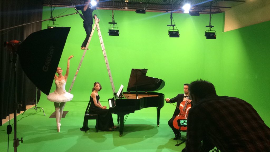 Bedrijfstrailer's tweet photo. Behind the scenes voor een super tof concept! #moviemaking #concept_development #LoveWhatYouDo #FriYAY https://t.co/m71BWAJias